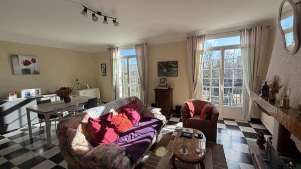 Maison de village avec garage et jardin en parfait état .