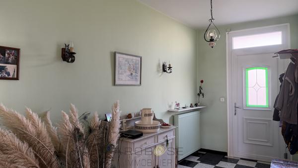 Maison de village avec garage et jardin en parfait état .