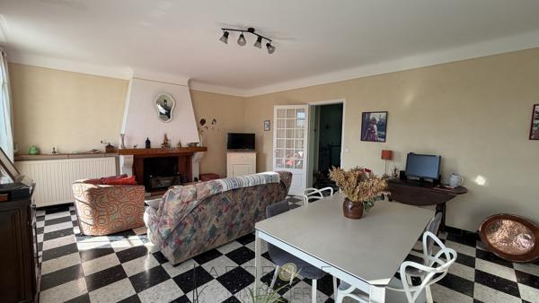 Maison de village avec garage et jardin en parfait état .