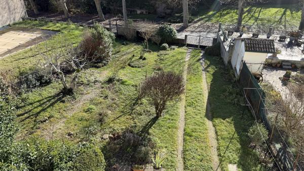 Maison de village avec garage et jardin en parfait état .