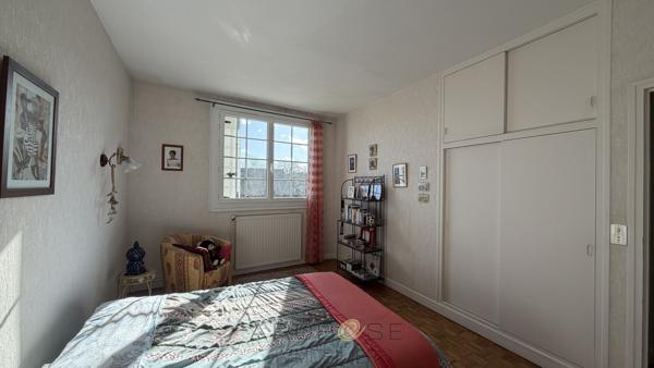 Maison de village avec garage et jardin en parfait état .