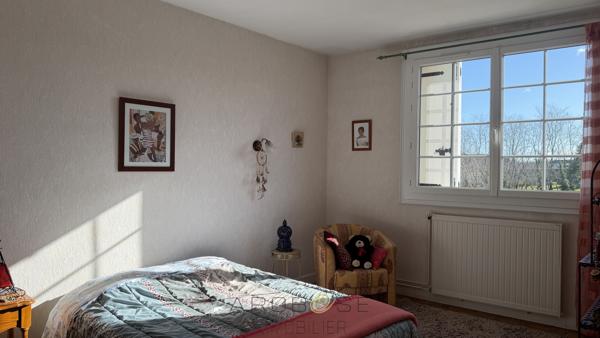 Maison de village avec garage et jardin en parfait état .
