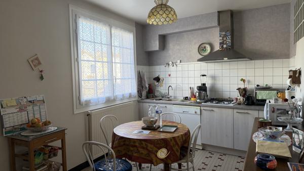 Maison de village avec garage et jardin en parfait état .