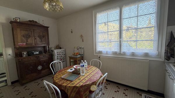 Maison de village avec garage et jardin en parfait état .