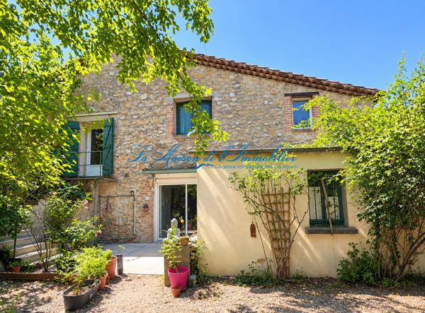 Bagard maison en pierre mitoyenne de 134m2 avec garage sur 360m2 de terrain