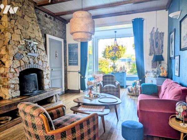 SAINT ETIENNE DE MONTLUC, idéalement située proche écoles et commerces, grande maison 6 chambres.