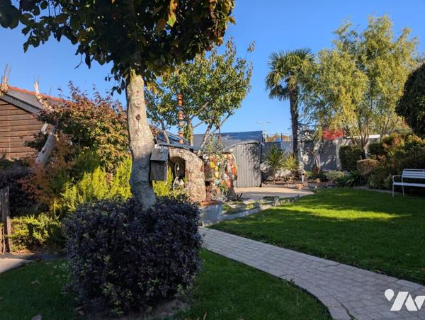 SAINT ETIENNE DE MONTLUC, idéalement située proche écoles et commerces, grande maison 6 chambres.