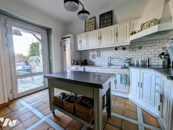 SAINT ETIENNE DE MONTLUC, idéalement située proche écoles et commerces, grande maison 6 chambres.