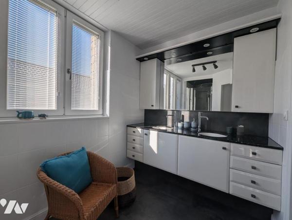 SAINT ETIENNE DE MONTLUC, idéalement située proche écoles et commerces, grande maison 6 chambres.