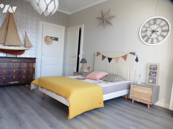 SAINT ETIENNE DE MONTLUC, idéalement située proche écoles et commerces, grande maison 6 chambres.