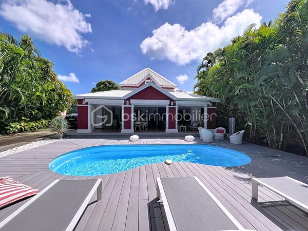 Villa T4 (3 chambres / 3 SDE) avec piscine vendue meublée.
Clé en main, idéale famille ou investissement saisonnier rentable.
Offrez-vous une villa clé en main dans la prestigieuse résidence sécurisée Louisiana Park.
Avec ses 120 m² habitables sur un terrain de 498 m², elle combine confort, luminosité et potentiel locatif immédiat.
*** Atouts principaux :
- Piscine au sel 8 m x 5 m, terrasse deck en composite et beau jardin paysagé sans vis-à-vis
- 3 suites climatisées avec salle d’eau privative
- Salon lumineux et ventilé et cuisine US équipée avec arrière cuisine
- Fermeture centralisée des volets roulants
- Stores domotisés
- Mobilier de qualité de style balinais (teck), moustiquaires.
- Parfait état, prêt à vivre (rénovations récentes, équipements récents).
- Assainissement aux normes
- Stationnement pour 3 véhicules, portail motorisé, abri de jardin, citerne tampon 1250 litres
- Etiquette énergétique : classe C
📍 Emplacement recherché : Route Touristique, à proximité du centre-ville, des commerces et des plages de Saint-François.
💡 Idéal pour :
> Une famille en quête d’un cadre de vie paisible et privilégié
> Un investisseur (rentabilité assurée en location saisonnière)
Taxe foncière : 2 900 €/an
Charges copropriété : 1600 €/an
📞 Une villa rare sur le marché : à visiter sans tarder !

A propos de la Copropriété :
- Aucune procédure en cours menée sur le fondement des articles 29-1 A et 29-1 de la loi n°65-557 du 10 Juillet 1965 et de l'article L 615-6 du CCH.
- Nombre de lots de la copropriété : 25.
- Montant moyen annuel de la quote-part de charge (budget prévisionnel) 1600 € par an soit 133 € environ par mois (incluant l'entretien des parties communes, la
maintenance du portail).
Les informations sur les risques auxquels ce bien est exposé sont disponibles sur le
site Géorisques : https://www.georisques.gouv.fr/
N'hésitez pas à me solliciter pour plus d'informations d'autres photos ou pour planifier une visite : 06 90 90 28 32 merci de privilégier l'appel ou sms whatsapp.