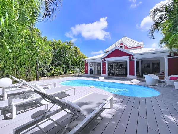 Villa T4 (3 chambres / 3 SDE) avec piscine vendue meublée.
Clé en main, idéale famille ou investissement saisonnier rentable.
Offrez-vous une villa clé en main dans la prestigieuse résidence sécurisée Louisiana Park.
Avec ses 120 m² habitables sur un terrain de 498 m², elle combine confort, luminosité et potentiel locatif immédiat.
*** Atouts principaux :
- Piscine au sel 8 m x 5 m, terrasse deck en composite et beau jardin paysagé sans vis-à-vis
- 3 suites climatisées avec salle d’eau privative
- Salon lumineux et ventilé et cuisine US équipée avec arrière cuisine
- Fermeture centralisée des volets roulants
- Stores domotisés
- Mobilier de qualité de style balinais (teck), moustiquaires.
- Parfait état, prêt à vivre (rénovations récentes, équipements récents).
- Assainissement aux normes
- Stationnement pour 3 véhicules, portail motorisé, abri de jardin, citerne tampon 1250 litres
- Etiquette énergétique : classe C
📍 Emplacement recherché : Route Touristique, à proximité du centre-ville, des commerces et des plages de Saint-François.
💡 Idéal pour :
> Une famille en quête d’un cadre de vie paisible et privilégié
> Un investisseur (rentabilité assurée en location saisonnière)
Taxe foncière : 2 900 €/an
Charges copropriété : 1600 €/an
📞 Une villa rare sur le marché : à visiter sans tarder !

A propos de la Copropriété :
- Aucune procédure en cours menée sur le fondement des articles 29-1 A et 29-1 de la loi n°65-557 du 10 Juillet 1965 et de l'article L 615-6 du CCH.
- Nombre de lots de la copropriété : 25.
- Montant moyen annuel de la quote-part de charge (budget prévisionnel) 1600 € par an soit 133 € environ par mois (incluant l'entretien des parties communes, la
maintenance du portail).
Les informations sur les risques auxquels ce bien est exposé sont disponibles sur le
site Géorisques : https://www.georisques.gouv.fr/
N'hésitez pas à me solliciter pour plus d'informations d'autres photos ou pour planifier une visite : 06 90 90 28 32 merci de privilégier l'appel ou sms whatsapp.