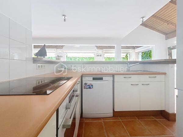 Villa T4 (3 chambres / 3 SDE) avec piscine vendue meublée.
Clé en main, idéale famille ou investissement saisonnier rentable.
Offrez-vous une villa clé en main dans la prestigieuse résidence sécurisée Louisiana Park.
Avec ses 120 m² habitables sur un terrain de 498 m², elle combine confort, luminosité et potentiel locatif immédiat.
*** Atouts principaux :
- Piscine au sel 8 m x 5 m, terrasse deck en composite et beau jardin paysagé sans vis-à-vis
- 3 suites climatisées avec salle d’eau privative
- Salon lumineux et ventilé et cuisine US équipée avec arrière cuisine
- Fermeture centralisée des volets roulants
- Stores domotisés
- Mobilier de qualité de style balinais (teck), moustiquaires.
- Parfait état, prêt à vivre (rénovations récentes, équipements récents).
- Assainissement aux normes
- Stationnement pour 3 véhicules, portail motorisé, abri de jardin, citerne tampon 1250 litres
- Etiquette énergétique : classe C
📍 Emplacement recherché : Route Touristique, à proximité du centre-ville, des commerces et des plages de Saint-François.
💡 Idéal pour :
> Une famille en quête d’un cadre de vie paisible et privilégié
> Un investisseur (rentabilité assurée en location saisonnière)
Taxe foncière : 2 900 €/an
Charges copropriété : 1600 €/an
📞 Une villa rare sur le marché : à visiter sans tarder !

A propos de la Copropriété :
- Aucune procédure en cours menée sur le fondement des articles 29-1 A et 29-1 de la loi n°65-557 du 10 Juillet 1965 et de l'article L 615-6 du CCH.
- Nombre de lots de la copropriété : 25.
- Montant moyen annuel de la quote-part de charge (budget prévisionnel) 1600 € par an soit 133 € environ par mois (incluant l'entretien des parties communes, la
maintenance du portail).
Les informations sur les risques auxquels ce bien est exposé sont disponibles sur le
site Géorisques : https://www.georisques.gouv.fr/
N'hésitez pas à me solliciter pour plus d'informations d'autres photos ou pour planifier une visite : 06 90 90 28 32 merci de privilégier l'appel ou sms whatsapp.