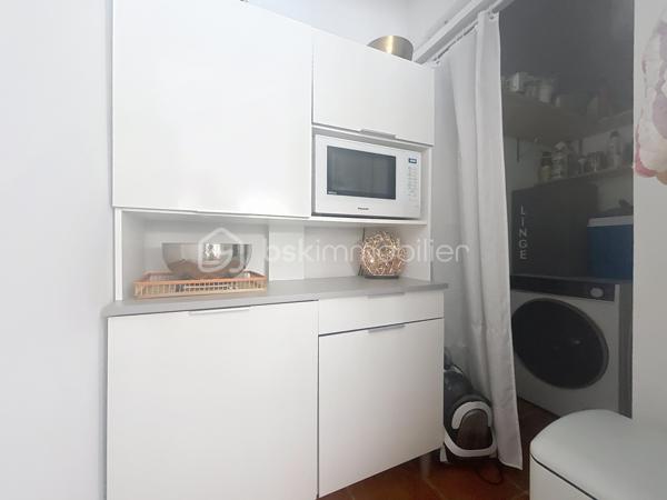 Villa T4 (3 chambres / 3 SDE) avec piscine vendue meublée.
Clé en main, idéale famille ou investissement saisonnier rentable.
Offrez-vous une villa clé en main dans la prestigieuse résidence sécurisée Louisiana Park.
Avec ses 120 m² habitables sur un terrain de 498 m², elle combine confort, luminosité et potentiel locatif immédiat.
*** Atouts principaux :
- Piscine au sel 8 m x 5 m, terrasse deck en composite et beau jardin paysagé sans vis-à-vis
- 3 suites climatisées avec salle d’eau privative
- Salon lumineux et ventilé et cuisine US équipée avec arrière cuisine
- Fermeture centralisée des volets roulants
- Stores domotisés
- Mobilier de qualité de style balinais (teck), moustiquaires.
- Parfait état, prêt à vivre (rénovations récentes, équipements récents).
- Assainissement aux normes
- Stationnement pour 3 véhicules, portail motorisé, abri de jardin, citerne tampon 1250 litres
- Etiquette énergétique : classe C
📍 Emplacement recherché : Route Touristique, à proximité du centre-ville, des commerces et des plages de Saint-François.
💡 Idéal pour :
> Une famille en quête d’un cadre de vie paisible et privilégié
> Un investisseur (rentabilité assurée en location saisonnière)
Taxe foncière : 2 900 €/an
Charges copropriété : 1600 €/an
📞 Une villa rare sur le marché : à visiter sans tarder !

A propos de la Copropriété :
- Aucune procédure en cours menée sur le fondement des articles 29-1 A et 29-1 de la loi n°65-557 du 10 Juillet 1965 et de l'article L 615-6 du CCH.
- Nombre de lots de la copropriété : 25.
- Montant moyen annuel de la quote-part de charge (budget prévisionnel) 1600 € par an soit 133 € environ par mois (incluant l'entretien des parties communes, la
maintenance du portail).
Les informations sur les risques auxquels ce bien est exposé sont disponibles sur le
site Géorisques : https://www.georisques.gouv.fr/
N'hésitez pas à me solliciter pour plus d'informations d'autres photos ou pour planifier une visite : 06 90 90 28 32 merci de privilégier l'appel ou sms whatsapp.