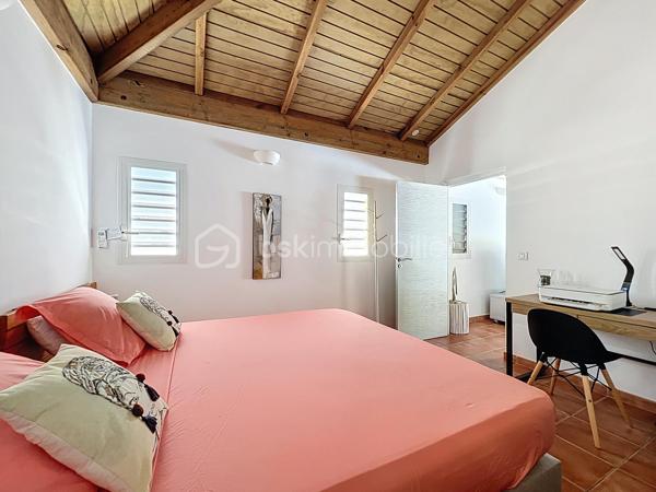 Villa T4 (3 chambres / 3 SDE) avec piscine vendue meublée.
Clé en main, idéale famille ou investissement saisonnier rentable.
Offrez-vous une villa clé en main dans la prestigieuse résidence sécurisée Louisiana Park.
Avec ses 120 m² habitables sur un terrain de 498 m², elle combine confort, luminosité et potentiel locatif immédiat.
*** Atouts principaux :
- Piscine au sel 8 m x 5 m, terrasse deck en composite et beau jardin paysagé sans vis-à-vis
- 3 suites climatisées avec salle d’eau privative
- Salon lumineux et ventilé et cuisine US équipée avec arrière cuisine
- Fermeture centralisée des volets roulants
- Stores domotisés
- Mobilier de qualité de style balinais (teck), moustiquaires.
- Parfait état, prêt à vivre (rénovations récentes, équipements récents).
- Assainissement aux normes
- Stationnement pour 3 véhicules, portail motorisé, abri de jardin, citerne tampon 1250 litres
- Etiquette énergétique : classe C
📍 Emplacement recherché : Route Touristique, à proximité du centre-ville, des commerces et des plages de Saint-François.
💡 Idéal pour :
> Une famille en quête d’un cadre de vie paisible et privilégié
> Un investisseur (rentabilité assurée en location saisonnière)
Taxe foncière : 2 900 €/an
Charges copropriété : 1600 €/an
📞 Une villa rare sur le marché : à visiter sans tarder !

A propos de la Copropriété :
- Aucune procédure en cours menée sur le fondement des articles 29-1 A et 29-1 de la loi n°65-557 du 10 Juillet 1965 et de l'article L 615-6 du CCH.
- Nombre de lots de la copropriété : 25.
- Montant moyen annuel de la quote-part de charge (budget prévisionnel) 1600 € par an soit 133 € environ par mois (incluant l'entretien des parties communes, la
maintenance du portail).
Les informations sur les risques auxquels ce bien est exposé sont disponibles sur le
site Géorisques : https://www.georisques.gouv.fr/
N'hésitez pas à me solliciter pour plus d'informations d'autres photos ou pour planifier une visite : 06 90 90 28 32 merci de privilégier l'appel ou sms whatsapp.
