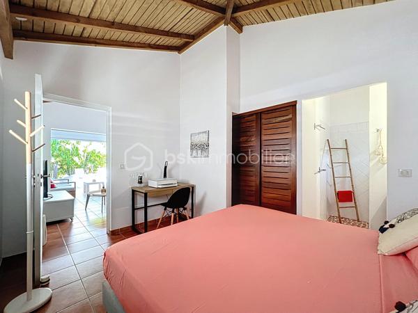 Villa T4 (3 chambres / 3 SDE) avec piscine vendue meublée.
Clé en main, idéale famille ou investissement saisonnier rentable.
Offrez-vous une villa clé en main dans la prestigieuse résidence sécurisée Louisiana Park.
Avec ses 120 m² habitables sur un terrain de 498 m², elle combine confort, luminosité et potentiel locatif immédiat.
*** Atouts principaux :
- Piscine au sel 8 m x 5 m, terrasse deck en composite et beau jardin paysagé sans vis-à-vis
- 3 suites climatisées avec salle d’eau privative
- Salon lumineux et ventilé et cuisine US équipée avec arrière cuisine
- Fermeture centralisée des volets roulants
- Stores domotisés
- Mobilier de qualité de style balinais (teck), moustiquaires.
- Parfait état, prêt à vivre (rénovations récentes, équipements récents).
- Assainissement aux normes
- Stationnement pour 3 véhicules, portail motorisé, abri de jardin, citerne tampon 1250 litres
- Etiquette énergétique : classe C
📍 Emplacement recherché : Route Touristique, à proximité du centre-ville, des commerces et des plages de Saint-François.
💡 Idéal pour :
> Une famille en quête d’un cadre de vie paisible et privilégié
> Un investisseur (rentabilité assurée en location saisonnière)
Taxe foncière : 2 900 €/an
Charges copropriété : 1600 €/an
📞 Une villa rare sur le marché : à visiter sans tarder !

A propos de la Copropriété :
- Aucune procédure en cours menée sur le fondement des articles 29-1 A et 29-1 de la loi n°65-557 du 10 Juillet 1965 et de l'article L 615-6 du CCH.
- Nombre de lots de la copropriété : 25.
- Montant moyen annuel de la quote-part de charge (budget prévisionnel) 1600 € par an soit 133 € environ par mois (incluant l'entretien des parties communes, la
maintenance du portail).
Les informations sur les risques auxquels ce bien est exposé sont disponibles sur le
site Géorisques : https://www.georisques.gouv.fr/
N'hésitez pas à me solliciter pour plus d'informations d'autres photos ou pour planifier une visite : 06 90 90 28 32 merci de privilégier l'appel ou sms whatsapp.