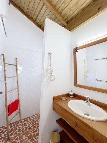 Villa T4 (3 chambres / 3 SDE) avec piscine vendue meublée.
Clé en main, idéale famille ou investissement saisonnier rentable.
Offrez-vous une villa clé en main dans la prestigieuse résidence sécurisée Louisiana Park.
Avec ses 120 m² habitables sur un terrain de 498 m², elle combine confort, luminosité et potentiel locatif immédiat.
*** Atouts principaux :
- Piscine au sel 8 m x 5 m, terrasse deck en composite et beau jardin paysagé sans vis-à-vis
- 3 suites climatisées avec salle d’eau privative
- Salon lumineux et ventilé et cuisine US équipée avec arrière cuisine
- Fermeture centralisée des volets roulants
- Stores domotisés
- Mobilier de qualité de style balinais (teck), moustiquaires.
- Parfait état, prêt à vivre (rénovations récentes, équipements récents).
- Assainissement aux normes
- Stationnement pour 3 véhicules, portail motorisé, abri de jardin, citerne tampon 1250 litres
- Etiquette énergétique : classe C
📍 Emplacement recherché : Route Touristique, à proximité du centre-ville, des commerces et des plages de Saint-François.
💡 Idéal pour :
> Une famille en quête d’un cadre de vie paisible et privilégié
> Un investisseur (rentabilité assurée en location saisonnière)
Taxe foncière : 2 900 €/an
Charges copropriété : 1600 €/an
📞 Une villa rare sur le marché : à visiter sans tarder !

A propos de la Copropriété :
- Aucune procédure en cours menée sur le fondement des articles 29-1 A et 29-1 de la loi n°65-557 du 10 Juillet 1965 et de l'article L 615-6 du CCH.
- Nombre de lots de la copropriété : 25.
- Montant moyen annuel de la quote-part de charge (budget prévisionnel) 1600 € par an soit 133 € environ par mois (incluant l'entretien des parties communes, la
maintenance du portail).
Les informations sur les risques auxquels ce bien est exposé sont disponibles sur le
site Géorisques : https://www.georisques.gouv.fr/
N'hésitez pas à me solliciter pour plus d'informations d'autres photos ou pour planifier une visite : 06 90 90 28 32 merci de privilégier l'appel ou sms whatsapp.