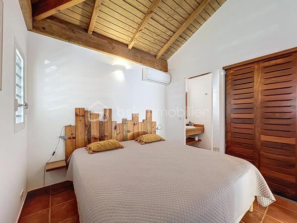 Villa T4 (3 chambres / 3 SDE) avec piscine vendue meublée.
Clé en main, idéale famille ou investissement saisonnier rentable.
Offrez-vous une villa clé en main dans la prestigieuse résidence sécurisée Louisiana Park.
Avec ses 120 m² habitables sur un terrain de 498 m², elle combine confort, luminosité et potentiel locatif immédiat.
*** Atouts principaux :
- Piscine au sel 8 m x 5 m, terrasse deck en composite et beau jardin paysagé sans vis-à-vis
- 3 suites climatisées avec salle d’eau privative
- Salon lumineux et ventilé et cuisine US équipée avec arrière cuisine
- Fermeture centralisée des volets roulants
- Stores domotisés
- Mobilier de qualité de style balinais (teck), moustiquaires.
- Parfait état, prêt à vivre (rénovations récentes, équipements récents).
- Assainissement aux normes
- Stationnement pour 3 véhicules, portail motorisé, abri de jardin, citerne tampon 1250 litres
- Etiquette énergétique : classe C
📍 Emplacement recherché : Route Touristique, à proximité du centre-ville, des commerces et des plages de Saint-François.
💡 Idéal pour :
> Une famille en quête d’un cadre de vie paisible et privilégié
> Un investisseur (rentabilité assurée en location saisonnière)
Taxe foncière : 2 900 €/an
Charges copropriété : 1600 €/an
📞 Une villa rare sur le marché : à visiter sans tarder !

A propos de la Copropriété :
- Aucune procédure en cours menée sur le fondement des articles 29-1 A et 29-1 de la loi n°65-557 du 10 Juillet 1965 et de l'article L 615-6 du CCH.
- Nombre de lots de la copropriété : 25.
- Montant moyen annuel de la quote-part de charge (budget prévisionnel) 1600 € par an soit 133 € environ par mois (incluant l'entretien des parties communes, la
maintenance du portail).
Les informations sur les risques auxquels ce bien est exposé sont disponibles sur le
site Géorisques : https://www.georisques.gouv.fr/
N'hésitez pas à me solliciter pour plus d'informations d'autres photos ou pour planifier une visite : 06 90 90 28 32 merci de privilégier l'appel ou sms whatsapp.