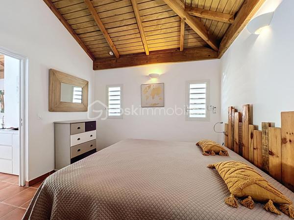 Villa T4 (3 chambres / 3 SDE) avec piscine vendue meublée.
Clé en main, idéale famille ou investissement saisonnier rentable.
Offrez-vous une villa clé en main dans la prestigieuse résidence sécurisée Louisiana Park.
Avec ses 120 m² habitables sur un terrain de 498 m², elle combine confort, luminosité et potentiel locatif immédiat.
*** Atouts principaux :
- Piscine au sel 8 m x 5 m, terrasse deck en composite et beau jardin paysagé sans vis-à-vis
- 3 suites climatisées avec salle d’eau privative
- Salon lumineux et ventilé et cuisine US équipée avec arrière cuisine
- Fermeture centralisée des volets roulants
- Stores domotisés
- Mobilier de qualité de style balinais (teck), moustiquaires.
- Parfait état, prêt à vivre (rénovations récentes, équipements récents).
- Assainissement aux normes
- Stationnement pour 3 véhicules, portail motorisé, abri de jardin, citerne tampon 1250 litres
- Etiquette énergétique : classe C
📍 Emplacement recherché : Route Touristique, à proximité du centre-ville, des commerces et des plages de Saint-François.
💡 Idéal pour :
> Une famille en quête d’un cadre de vie paisible et privilégié
> Un investisseur (rentabilité assurée en location saisonnière)
Taxe foncière : 2 900 €/an
Charges copropriété : 1600 €/an
📞 Une villa rare sur le marché : à visiter sans tarder !

A propos de la Copropriété :
- Aucune procédure en cours menée sur le fondement des articles 29-1 A et 29-1 de la loi n°65-557 du 10 Juillet 1965 et de l'article L 615-6 du CCH.
- Nombre de lots de la copropriété : 25.
- Montant moyen annuel de la quote-part de charge (budget prévisionnel) 1600 € par an soit 133 € environ par mois (incluant l'entretien des parties communes, la
maintenance du portail).
Les informations sur les risques auxquels ce bien est exposé sont disponibles sur le
site Géorisques : https://www.georisques.gouv.fr/
N'hésitez pas à me solliciter pour plus d'informations d'autres photos ou pour planifier une visite : 06 90 90 28 32 merci de privilégier l'appel ou sms whatsapp.