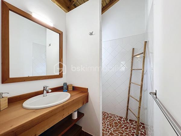 Villa T4 (3 chambres / 3 SDE) avec piscine vendue meublée.
Clé en main, idéale famille ou investissement saisonnier rentable.
Offrez-vous une villa clé en main dans la prestigieuse résidence sécurisée Louisiana Park.
Avec ses 120 m² habitables sur un terrain de 498 m², elle combine confort, luminosité et potentiel locatif immédiat.
*** Atouts principaux :
- Piscine au sel 8 m x 5 m, terrasse deck en composite et beau jardin paysagé sans vis-à-vis
- 3 suites climatisées avec salle d’eau privative
- Salon lumineux et ventilé et cuisine US équipée avec arrière cuisine
- Fermeture centralisée des volets roulants
- Stores domotisés
- Mobilier de qualité de style balinais (teck), moustiquaires.
- Parfait état, prêt à vivre (rénovations récentes, équipements récents).
- Assainissement aux normes
- Stationnement pour 3 véhicules, portail motorisé, abri de jardin, citerne tampon 1250 litres
- Etiquette énergétique : classe C
📍 Emplacement recherché : Route Touristique, à proximité du centre-ville, des commerces et des plages de Saint-François.
💡 Idéal pour :
> Une famille en quête d’un cadre de vie paisible et privilégié
> Un investisseur (rentabilité assurée en location saisonnière)
Taxe foncière : 2 900 €/an
Charges copropriété : 1600 €/an
📞 Une villa rare sur le marché : à visiter sans tarder !

A propos de la Copropriété :
- Aucune procédure en cours menée sur le fondement des articles 29-1 A et 29-1 de la loi n°65-557 du 10 Juillet 1965 et de l'article L 615-6 du CCH.
- Nombre de lots de la copropriété : 25.
- Montant moyen annuel de la quote-part de charge (budget prévisionnel) 1600 € par an soit 133 € environ par mois (incluant l'entretien des parties communes, la
maintenance du portail).
Les informations sur les risques auxquels ce bien est exposé sont disponibles sur le
site Géorisques : https://www.georisques.gouv.fr/
N'hésitez pas à me solliciter pour plus d'informations d'autres photos ou pour planifier une visite : 06 90 90 28 32 merci de privilégier l'appel ou sms whatsapp.
