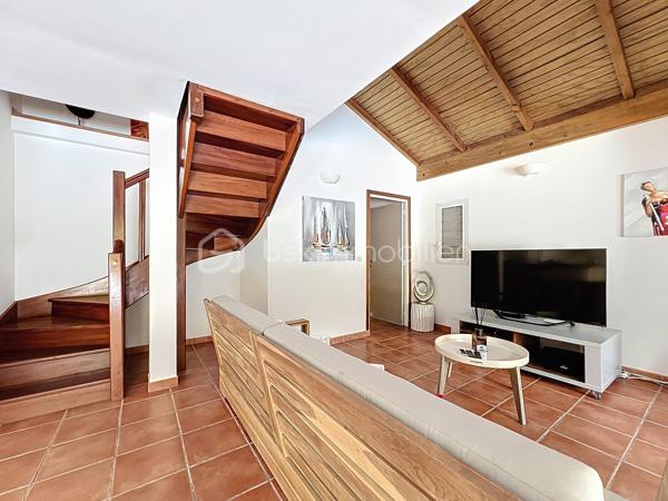 Villa T4 (3 chambres / 3 SDE) avec piscine vendue meublée.
Clé en main, idéale famille ou investissement saisonnier rentable.
Offrez-vous une villa clé en main dans la prestigieuse résidence sécurisée Louisiana Park.
Avec ses 120 m² habitables sur un terrain de 498 m², elle combine confort, luminosité et potentiel locatif immédiat.
*** Atouts principaux :
- Piscine au sel 8 m x 5 m, terrasse deck en composite et beau jardin paysagé sans vis-à-vis
- 3 suites climatisées avec salle d’eau privative
- Salon lumineux et ventilé et cuisine US équipée avec arrière cuisine
- Fermeture centralisée des volets roulants
- Stores domotisés
- Mobilier de qualité de style balinais (teck), moustiquaires.
- Parfait état, prêt à vivre (rénovations récentes, équipements récents).
- Assainissement aux normes
- Stationnement pour 3 véhicules, portail motorisé, abri de jardin, citerne tampon 1250 litres
- Etiquette énergétique : classe C
📍 Emplacement recherché : Route Touristique, à proximité du centre-ville, des commerces et des plages de Saint-François.
💡 Idéal pour :
> Une famille en quête d’un cadre de vie paisible et privilégié
> Un investisseur (rentabilité assurée en location saisonnière)
Taxe foncière : 2 900 €/an
Charges copropriété : 1600 €/an
📞 Une villa rare sur le marché : à visiter sans tarder !

A propos de la Copropriété :
- Aucune procédure en cours menée sur le fondement des articles 29-1 A et 29-1 de la loi n°65-557 du 10 Juillet 1965 et de l'article L 615-6 du CCH.
- Nombre de lots de la copropriété : 25.
- Montant moyen annuel de la quote-part de charge (budget prévisionnel) 1600 € par an soit 133 € environ par mois (incluant l'entretien des parties communes, la
maintenance du portail).
Les informations sur les risques auxquels ce bien est exposé sont disponibles sur le
site Géorisques : https://www.georisques.gouv.fr/
N'hésitez pas à me solliciter pour plus d'informations d'autres photos ou pour planifier une visite : 06 90 90 28 32 merci de privilégier l'appel ou sms whatsapp.