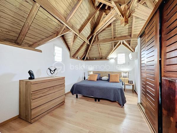 Villa T4 (3 chambres / 3 SDE) avec piscine vendue meublée.
Clé en main, idéale famille ou investissement saisonnier rentable.
Offrez-vous une villa clé en main dans la prestigieuse résidence sécurisée Louisiana Park.
Avec ses 120 m² habitables sur un terrain de 498 m², elle combine confort, luminosité et potentiel locatif immédiat.
*** Atouts principaux :
- Piscine au sel 8 m x 5 m, terrasse deck en composite et beau jardin paysagé sans vis-à-vis
- 3 suites climatisées avec salle d’eau privative
- Salon lumineux et ventilé et cuisine US équipée avec arrière cuisine
- Fermeture centralisée des volets roulants
- Stores domotisés
- Mobilier de qualité de style balinais (teck), moustiquaires.
- Parfait état, prêt à vivre (rénovations récentes, équipements récents).
- Assainissement aux normes
- Stationnement pour 3 véhicules, portail motorisé, abri de jardin, citerne tampon 1250 litres
- Etiquette énergétique : classe C
📍 Emplacement recherché : Route Touristique, à proximité du centre-ville, des commerces et des plages de Saint-François.
💡 Idéal pour :
> Une famille en quête d’un cadre de vie paisible et privilégié
> Un investisseur (rentabilité assurée en location saisonnière)
Taxe foncière : 2 900 €/an
Charges copropriété : 1600 €/an
📞 Une villa rare sur le marché : à visiter sans tarder !

A propos de la Copropriété :
- Aucune procédure en cours menée sur le fondement des articles 29-1 A et 29-1 de la loi n°65-557 du 10 Juillet 1965 et de l'article L 615-6 du CCH.
- Nombre de lots de la copropriété : 25.
- Montant moyen annuel de la quote-part de charge (budget prévisionnel) 1600 € par an soit 133 € environ par mois (incluant l'entretien des parties communes, la
maintenance du portail).
Les informations sur les risques auxquels ce bien est exposé sont disponibles sur le
site Géorisques : https://www.georisques.gouv.fr/
N'hésitez pas à me solliciter pour plus d'informations d'autres photos ou pour planifier une visite : 06 90 90 28 32 merci de privilégier l'appel ou sms whatsapp.