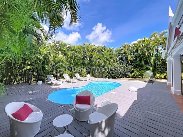 Villa T4 (3 chambres / 3 SDE) avec piscine vendue meublée.
Clé en main, idéale famille ou investissement saisonnier rentable.
Offrez-vous une villa clé en main dans la prestigieuse résidence sécurisée Louisiana Park.
Avec ses 120 m² habitables sur un terrain de 498 m², elle combine confort, luminosité et potentiel locatif immédiat.
*** Atouts principaux :
- Piscine au sel 8 m x 5 m, terrasse deck en composite et beau jardin paysagé sans vis-à-vis
- 3 suites climatisées avec salle d’eau privative
- Salon lumineux et ventilé et cuisine US équipée avec arrière cuisine
- Fermeture centralisée des volets roulants
- Stores domotisés
- Mobilier de qualité de style balinais (teck), moustiquaires.
- Parfait état, prêt à vivre (rénovations récentes, équipements récents).
- Assainissement aux normes
- Stationnement pour 3 véhicules, portail motorisé, abri de jardin, citerne tampon 1250 litres
- Etiquette énergétique : classe C
📍 Emplacement recherché : Route Touristique, à proximité du centre-ville, des commerces et des plages de Saint-François.
💡 Idéal pour :
> Une famille en quête d’un cadre de vie paisible et privilégié
> Un investisseur (rentabilité assurée en location saisonnière)
Taxe foncière : 2 900 €/an
Charges copropriété : 1600 €/an
📞 Une villa rare sur le marché : à visiter sans tarder !

A propos de la Copropriété :
- Aucune procédure en cours menée sur le fondement des articles 29-1 A et 29-1 de la loi n°65-557 du 10 Juillet 1965 et de l'article L 615-6 du CCH.
- Nombre de lots de la copropriété : 25.
- Montant moyen annuel de la quote-part de charge (budget prévisionnel) 1600 € par an soit 133 € environ par mois (incluant l'entretien des parties communes, la
maintenance du portail).
Les informations sur les risques auxquels ce bien est exposé sont disponibles sur le
site Géorisques : https://www.georisques.gouv.fr/
N'hésitez pas à me solliciter pour plus d'informations d'autres photos ou pour planifier une visite : 06 90 90 28 32 merci de privilégier l'appel ou sms whatsapp.