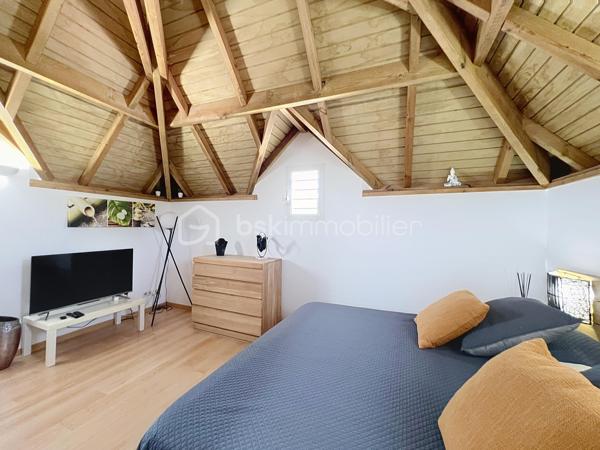 Villa T4 (3 chambres / 3 SDE) avec piscine vendue meublée.
Clé en main, idéale famille ou investissement saisonnier rentable.
Offrez-vous une villa clé en main dans la prestigieuse résidence sécurisée Louisiana Park.
Avec ses 120 m² habitables sur un terrain de 498 m², elle combine confort, luminosité et potentiel locatif immédiat.
*** Atouts principaux :
- Piscine au sel 8 m x 5 m, terrasse deck en composite et beau jardin paysagé sans vis-à-vis
- 3 suites climatisées avec salle d’eau privative
- Salon lumineux et ventilé et cuisine US équipée avec arrière cuisine
- Fermeture centralisée des volets roulants
- Stores domotisés
- Mobilier de qualité de style balinais (teck), moustiquaires.
- Parfait état, prêt à vivre (rénovations récentes, équipements récents).
- Assainissement aux normes
- Stationnement pour 3 véhicules, portail motorisé, abri de jardin, citerne tampon 1250 litres
- Etiquette énergétique : classe C
📍 Emplacement recherché : Route Touristique, à proximité du centre-ville, des commerces et des plages de Saint-François.
💡 Idéal pour :
> Une famille en quête d’un cadre de vie paisible et privilégié
> Un investisseur (rentabilité assurée en location saisonnière)
Taxe foncière : 2 900 €/an
Charges copropriété : 1600 €/an
📞 Une villa rare sur le marché : à visiter sans tarder !

A propos de la Copropriété :
- Aucune procédure en cours menée sur le fondement des articles 29-1 A et 29-1 de la loi n°65-557 du 10 Juillet 1965 et de l'article L 615-6 du CCH.
- Nombre de lots de la copropriété : 25.
- Montant moyen annuel de la quote-part de charge (budget prévisionnel) 1600 € par an soit 133 € environ par mois (incluant l'entretien des parties communes, la
maintenance du portail).
Les informations sur les risques auxquels ce bien est exposé sont disponibles sur le
site Géorisques : https://www.georisques.gouv.fr/
N'hésitez pas à me solliciter pour plus d'informations d'autres photos ou pour planifier une visite : 06 90 90 28 32 merci de privilégier l'appel ou sms whatsapp.