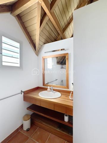 Villa T4 (3 chambres / 3 SDE) avec piscine vendue meublée.
Clé en main, idéale famille ou investissement saisonnier rentable.
Offrez-vous une villa clé en main dans la prestigieuse résidence sécurisée Louisiana Park.
Avec ses 120 m² habitables sur un terrain de 498 m², elle combine confort, luminosité et potentiel locatif immédiat.
*** Atouts principaux :
- Piscine au sel 8 m x 5 m, terrasse deck en composite et beau jardin paysagé sans vis-à-vis
- 3 suites climatisées avec salle d’eau privative
- Salon lumineux et ventilé et cuisine US équipée avec arrière cuisine
- Fermeture centralisée des volets roulants
- Stores domotisés
- Mobilier de qualité de style balinais (teck), moustiquaires.
- Parfait état, prêt à vivre (rénovations récentes, équipements récents).
- Assainissement aux normes
- Stationnement pour 3 véhicules, portail motorisé, abri de jardin, citerne tampon 1250 litres
- Etiquette énergétique : classe C
📍 Emplacement recherché : Route Touristique, à proximité du centre-ville, des commerces et des plages de Saint-François.
💡 Idéal pour :
> Une famille en quête d’un cadre de vie paisible et privilégié
> Un investisseur (rentabilité assurée en location saisonnière)
Taxe foncière : 2 900 €/an
Charges copropriété : 1600 €/an
📞 Une villa rare sur le marché : à visiter sans tarder !

A propos de la Copropriété :
- Aucune procédure en cours menée sur le fondement des articles 29-1 A et 29-1 de la loi n°65-557 du 10 Juillet 1965 et de l'article L 615-6 du CCH.
- Nombre de lots de la copropriété : 25.
- Montant moyen annuel de la quote-part de charge (budget prévisionnel) 1600 € par an soit 133 € environ par mois (incluant l'entretien des parties communes, la
maintenance du portail).
Les informations sur les risques auxquels ce bien est exposé sont disponibles sur le
site Géorisques : https://www.georisques.gouv.fr/
N'hésitez pas à me solliciter pour plus d'informations d'autres photos ou pour planifier une visite : 06 90 90 28 32 merci de privilégier l'appel ou sms whatsapp.