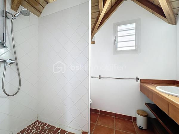 Villa T4 (3 chambres / 3 SDE) avec piscine vendue meublée.
Clé en main, idéale famille ou investissement saisonnier rentable.
Offrez-vous une villa clé en main dans la prestigieuse résidence sécurisée Louisiana Park.
Avec ses 120 m² habitables sur un terrain de 498 m², elle combine confort, luminosité et potentiel locatif immédiat.
*** Atouts principaux :
- Piscine au sel 8 m x 5 m, terrasse deck en composite et beau jardin paysagé sans vis-à-vis
- 3 suites climatisées avec salle d’eau privative
- Salon lumineux et ventilé et cuisine US équipée avec arrière cuisine
- Fermeture centralisée des volets roulants
- Stores domotisés
- Mobilier de qualité de style balinais (teck), moustiquaires.
- Parfait état, prêt à vivre (rénovations récentes, équipements récents).
- Assainissement aux normes
- Stationnement pour 3 véhicules, portail motorisé, abri de jardin, citerne tampon 1250 litres
- Etiquette énergétique : classe C
📍 Emplacement recherché : Route Touristique, à proximité du centre-ville, des commerces et des plages de Saint-François.
💡 Idéal pour :
> Une famille en quête d’un cadre de vie paisible et privilégié
> Un investisseur (rentabilité assurée en location saisonnière)
Taxe foncière : 2 900 €/an
Charges copropriété : 1600 €/an
📞 Une villa rare sur le marché : à visiter sans tarder !

A propos de la Copropriété :
- Aucune procédure en cours menée sur le fondement des articles 29-1 A et 29-1 de la loi n°65-557 du 10 Juillet 1965 et de l'article L 615-6 du CCH.
- Nombre de lots de la copropriété : 25.
- Montant moyen annuel de la quote-part de charge (budget prévisionnel) 1600 € par an soit 133 € environ par mois (incluant l'entretien des parties communes, la
maintenance du portail).
Les informations sur les risques auxquels ce bien est exposé sont disponibles sur le
site Géorisques : https://www.georisques.gouv.fr/
N'hésitez pas à me solliciter pour plus d'informations d'autres photos ou pour planifier une visite : 06 90 90 28 32 merci de privilégier l'appel ou sms whatsapp.