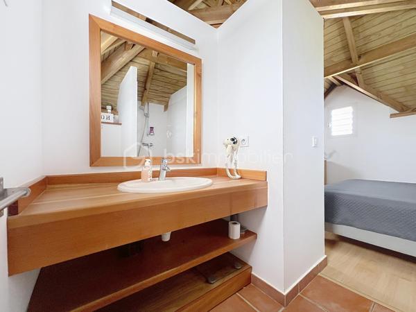 Villa T4 (3 chambres / 3 SDE) avec piscine vendue meublée.
Clé en main, idéale famille ou investissement saisonnier rentable.
Offrez-vous une villa clé en main dans la prestigieuse résidence sécurisée Louisiana Park.
Avec ses 120 m² habitables sur un terrain de 498 m², elle combine confort, luminosité et potentiel locatif immédiat.
*** Atouts principaux :
- Piscine au sel 8 m x 5 m, terrasse deck en composite et beau jardin paysagé sans vis-à-vis
- 3 suites climatisées avec salle d’eau privative
- Salon lumineux et ventilé et cuisine US équipée avec arrière cuisine
- Fermeture centralisée des volets roulants
- Stores domotisés
- Mobilier de qualité de style balinais (teck), moustiquaires.
- Parfait état, prêt à vivre (rénovations récentes, équipements récents).
- Assainissement aux normes
- Stationnement pour 3 véhicules, portail motorisé, abri de jardin, citerne tampon 1250 litres
- Etiquette énergétique : classe C
📍 Emplacement recherché : Route Touristique, à proximité du centre-ville, des commerces et des plages de Saint-François.
💡 Idéal pour :
> Une famille en quête d’un cadre de vie paisible et privilégié
> Un investisseur (rentabilité assurée en location saisonnière)
Taxe foncière : 2 900 €/an
Charges copropriété : 1600 €/an
📞 Une villa rare sur le marché : à visiter sans tarder !

A propos de la Copropriété :
- Aucune procédure en cours menée sur le fondement des articles 29-1 A et 29-1 de la loi n°65-557 du 10 Juillet 1965 et de l'article L 615-6 du CCH.
- Nombre de lots de la copropriété : 25.
- Montant moyen annuel de la quote-part de charge (budget prévisionnel) 1600 € par an soit 133 € environ par mois (incluant l'entretien des parties communes, la
maintenance du portail).
Les informations sur les risques auxquels ce bien est exposé sont disponibles sur le
site Géorisques : https://www.georisques.gouv.fr/
N'hésitez pas à me solliciter pour plus d'informations d'autres photos ou pour planifier une visite : 06 90 90 28 32 merci de privilégier l'appel ou sms whatsapp.
