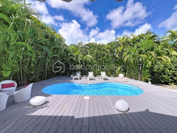 Villa T4 (3 chambres / 3 SDE) avec piscine vendue meublée.
Clé en main, idéale famille ou investissement saisonnier rentable.
Offrez-vous une villa clé en main dans la prestigieuse résidence sécurisée Louisiana Park.
Avec ses 120 m² habitables sur un terrain de 498 m², elle combine confort, luminosité et potentiel locatif immédiat.
*** Atouts principaux :
- Piscine au sel 8 m x 5 m, terrasse deck en composite et beau jardin paysagé sans vis-à-vis
- 3 suites climatisées avec salle d’eau privative
- Salon lumineux et ventilé et cuisine US équipée avec arrière cuisine
- Fermeture centralisée des volets roulants
- Stores domotisés
- Mobilier de qualité de style balinais (teck), moustiquaires.
- Parfait état, prêt à vivre (rénovations récentes, équipements récents).
- Assainissement aux normes
- Stationnement pour 3 véhicules, portail motorisé, abri de jardin, citerne tampon 1250 litres
- Etiquette énergétique : classe C
📍 Emplacement recherché : Route Touristique, à proximité du centre-ville, des commerces et des plages de Saint-François.
💡 Idéal pour :
> Une famille en quête d’un cadre de vie paisible et privilégié
> Un investisseur (rentabilité assurée en location saisonnière)
Taxe foncière : 2 900 €/an
Charges copropriété : 1600 €/an
📞 Une villa rare sur le marché : à visiter sans tarder !

A propos de la Copropriété :
- Aucune procédure en cours menée sur le fondement des articles 29-1 A et 29-1 de la loi n°65-557 du 10 Juillet 1965 et de l'article L 615-6 du CCH.
- Nombre de lots de la copropriété : 25.
- Montant moyen annuel de la quote-part de charge (budget prévisionnel) 1600 € par an soit 133 € environ par mois (incluant l'entretien des parties communes, la
maintenance du portail).
Les informations sur les risques auxquels ce bien est exposé sont disponibles sur le
site Géorisques : https://www.georisques.gouv.fr/
N'hésitez pas à me solliciter pour plus d'informations d'autres photos ou pour planifier une visite : 06 90 90 28 32 merci de privilégier l'appel ou sms whatsapp.