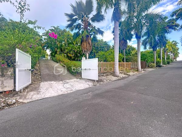 Villa T4 (3 chambres / 3 SDE) avec piscine vendue meublée.
Clé en main, idéale famille ou investissement saisonnier rentable.
Offrez-vous une villa clé en main dans la prestigieuse résidence sécurisée Louisiana Park.
Avec ses 120 m² habitables sur un terrain de 498 m², elle combine confort, luminosité et potentiel locatif immédiat.
*** Atouts principaux :
- Piscine au sel 8 m x 5 m, terrasse deck en composite et beau jardin paysagé sans vis-à-vis
- 3 suites climatisées avec salle d’eau privative
- Salon lumineux et ventilé et cuisine US équipée avec arrière cuisine
- Fermeture centralisée des volets roulants
- Stores domotisés
- Mobilier de qualité de style balinais (teck), moustiquaires.
- Parfait état, prêt à vivre (rénovations récentes, équipements récents).
- Assainissement aux normes
- Stationnement pour 3 véhicules, portail motorisé, abri de jardin, citerne tampon 1250 litres
- Etiquette énergétique : classe C
📍 Emplacement recherché : Route Touristique, à proximité du centre-ville, des commerces et des plages de Saint-François.
💡 Idéal pour :
> Une famille en quête d’un cadre de vie paisible et privilégié
> Un investisseur (rentabilité assurée en location saisonnière)
Taxe foncière : 2 900 €/an
Charges copropriété : 1600 €/an
📞 Une villa rare sur le marché : à visiter sans tarder !

A propos de la Copropriété :
- Aucune procédure en cours menée sur le fondement des articles 29-1 A et 29-1 de la loi n°65-557 du 10 Juillet 1965 et de l'article L 615-6 du CCH.
- Nombre de lots de la copropriété : 25.
- Montant moyen annuel de la quote-part de charge (budget prévisionnel) 1600 € par an soit 133 € environ par mois (incluant l'entretien des parties communes, la
maintenance du portail).
Les informations sur les risques auxquels ce bien est exposé sont disponibles sur le
site Géorisques : https://www.georisques.gouv.fr/
N'hésitez pas à me solliciter pour plus d'informations d'autres photos ou pour planifier une visite : 06 90 90 28 32 merci de privilégier l'appel ou sms whatsapp.