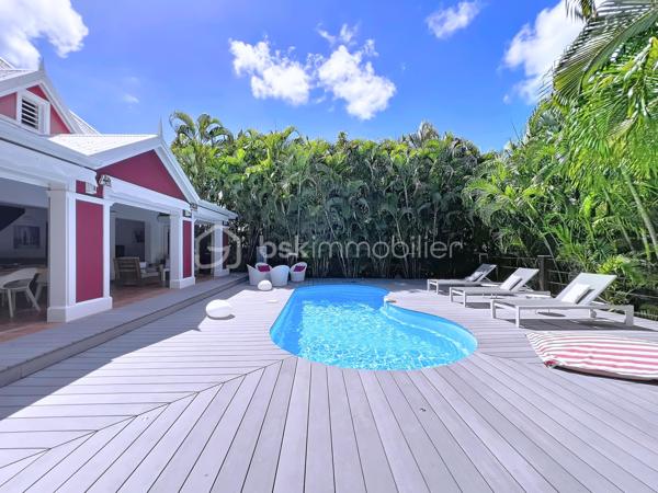 Villa T4 (3 chambres / 3 SDE) avec piscine vendue meublée.
Clé en main, idéale famille ou investissement saisonnier rentable.
Offrez-vous une villa clé en main dans la prestigieuse résidence sécurisée Louisiana Park.
Avec ses 120 m² habitables sur un terrain de 498 m², elle combine confort, luminosité et potentiel locatif immédiat.
*** Atouts principaux :
- Piscine au sel 8 m x 5 m, terrasse deck en composite et beau jardin paysagé sans vis-à-vis
- 3 suites climatisées avec salle d’eau privative
- Salon lumineux et ventilé et cuisine US équipée avec arrière cuisine
- Fermeture centralisée des volets roulants
- Stores domotisés
- Mobilier de qualité de style balinais (teck), moustiquaires.
- Parfait état, prêt à vivre (rénovations récentes, équipements récents).
- Assainissement aux normes
- Stationnement pour 3 véhicules, portail motorisé, abri de jardin, citerne tampon 1250 litres
- Etiquette énergétique : classe C
📍 Emplacement recherché : Route Touristique, à proximité du centre-ville, des commerces et des plages de Saint-François.
💡 Idéal pour :
> Une famille en quête d’un cadre de vie paisible et privilégié
> Un investisseur (rentabilité assurée en location saisonnière)
Taxe foncière : 2 900 €/an
Charges copropriété : 1600 €/an
📞 Une villa rare sur le marché : à visiter sans tarder !

A propos de la Copropriété :
- Aucune procédure en cours menée sur le fondement des articles 29-1 A et 29-1 de la loi n°65-557 du 10 Juillet 1965 et de l'article L 615-6 du CCH.
- Nombre de lots de la copropriété : 25.
- Montant moyen annuel de la quote-part de charge (budget prévisionnel) 1600 € par an soit 133 € environ par mois (incluant l'entretien des parties communes, la
maintenance du portail).
Les informations sur les risques auxquels ce bien est exposé sont disponibles sur le
site Géorisques : https://www.georisques.gouv.fr/
N'hésitez pas à me solliciter pour plus d'informations d'autres photos ou pour planifier une visite : 06 90 90 28 32 merci de privilégier l'appel ou sms whatsapp.