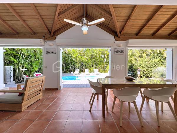 Villa T4 (3 chambres / 3 SDE) avec piscine vendue meublée.
Clé en main, idéale famille ou investissement saisonnier rentable.
Offrez-vous une villa clé en main dans la prestigieuse résidence sécurisée Louisiana Park.
Avec ses 120 m² habitables sur un terrain de 498 m², elle combine confort, luminosité et potentiel locatif immédiat.
*** Atouts principaux :
- Piscine au sel 8 m x 5 m, terrasse deck en composite et beau jardin paysagé sans vis-à-vis
- 3 suites climatisées avec salle d’eau privative
- Salon lumineux et ventilé et cuisine US équipée avec arrière cuisine
- Fermeture centralisée des volets roulants
- Stores domotisés
- Mobilier de qualité de style balinais (teck), moustiquaires.
- Parfait état, prêt à vivre (rénovations récentes, équipements récents).
- Assainissement aux normes
- Stationnement pour 3 véhicules, portail motorisé, abri de jardin, citerne tampon 1250 litres
- Etiquette énergétique : classe C
📍 Emplacement recherché : Route Touristique, à proximité du centre-ville, des commerces et des plages de Saint-François.
💡 Idéal pour :
> Une famille en quête d’un cadre de vie paisible et privilégié
> Un investisseur (rentabilité assurée en location saisonnière)
Taxe foncière : 2 900 €/an
Charges copropriété : 1600 €/an
📞 Une villa rare sur le marché : à visiter sans tarder !

A propos de la Copropriété :
- Aucune procédure en cours menée sur le fondement des articles 29-1 A et 29-1 de la loi n°65-557 du 10 Juillet 1965 et de l'article L 615-6 du CCH.
- Nombre de lots de la copropriété : 25.
- Montant moyen annuel de la quote-part de charge (budget prévisionnel) 1600 € par an soit 133 € environ par mois (incluant l'entretien des parties communes, la
maintenance du portail).
Les informations sur les risques auxquels ce bien est exposé sont disponibles sur le
site Géorisques : https://www.georisques.gouv.fr/
N'hésitez pas à me solliciter pour plus d'informations d'autres photos ou pour planifier une visite : 06 90 90 28 32 merci de privilégier l'appel ou sms whatsapp.