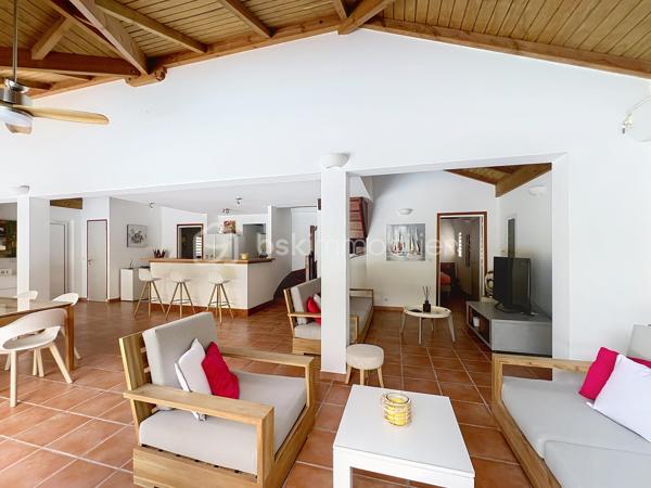 Villa T4 (3 chambres / 3 SDE) avec piscine vendue meublée.
Clé en main, idéale famille ou investissement saisonnier rentable.
Offrez-vous une villa clé en main dans la prestigieuse résidence sécurisée Louisiana Park.
Avec ses 120 m² habitables sur un terrain de 498 m², elle combine confort, luminosité et potentiel locatif immédiat.
*** Atouts principaux :
- Piscine au sel 8 m x 5 m, terrasse deck en composite et beau jardin paysagé sans vis-à-vis
- 3 suites climatisées avec salle d’eau privative
- Salon lumineux et ventilé et cuisine US équipée avec arrière cuisine
- Fermeture centralisée des volets roulants
- Stores domotisés
- Mobilier de qualité de style balinais (teck), moustiquaires.
- Parfait état, prêt à vivre (rénovations récentes, équipements récents).
- Assainissement aux normes
- Stationnement pour 3 véhicules, portail motorisé, abri de jardin, citerne tampon 1250 litres
- Etiquette énergétique : classe C
📍 Emplacement recherché : Route Touristique, à proximité du centre-ville, des commerces et des plages de Saint-François.
💡 Idéal pour :
> Une famille en quête d’un cadre de vie paisible et privilégié
> Un investisseur (rentabilité assurée en location saisonnière)
Taxe foncière : 2 900 €/an
Charges copropriété : 1600 €/an
📞 Une villa rare sur le marché : à visiter sans tarder !

A propos de la Copropriété :
- Aucune procédure en cours menée sur le fondement des articles 29-1 A et 29-1 de la loi n°65-557 du 10 Juillet 1965 et de l'article L 615-6 du CCH.
- Nombre de lots de la copropriété : 25.
- Montant moyen annuel de la quote-part de charge (budget prévisionnel) 1600 € par an soit 133 € environ par mois (incluant l'entretien des parties communes, la
maintenance du portail).
Les informations sur les risques auxquels ce bien est exposé sont disponibles sur le
site Géorisques : https://www.georisques.gouv.fr/
N'hésitez pas à me solliciter pour plus d'informations d'autres photos ou pour planifier une visite : 06 90 90 28 32 merci de privilégier l'appel ou sms whatsapp.