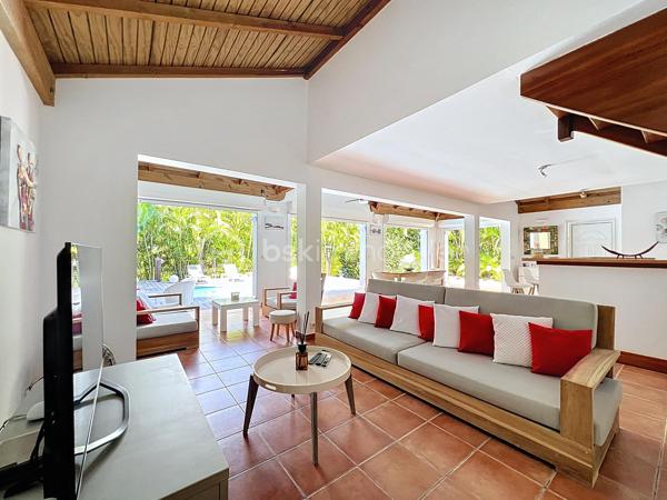 Villa T4 (3 chambres / 3 SDE) avec piscine vendue meublée.
Clé en main, idéale famille ou investissement saisonnier rentable.
Offrez-vous une villa clé en main dans la prestigieuse résidence sécurisée Louisiana Park.
Avec ses 120 m² habitables sur un terrain de 498 m², elle combine confort, luminosité et potentiel locatif immédiat.
*** Atouts principaux :
- Piscine au sel 8 m x 5 m, terrasse deck en composite et beau jardin paysagé sans vis-à-vis
- 3 suites climatisées avec salle d’eau privative
- Salon lumineux et ventilé et cuisine US équipée avec arrière cuisine
- Fermeture centralisée des volets roulants
- Stores domotisés
- Mobilier de qualité de style balinais (teck), moustiquaires.
- Parfait état, prêt à vivre (rénovations récentes, équipements récents).
- Assainissement aux normes
- Stationnement pour 3 véhicules, portail motorisé, abri de jardin, citerne tampon 1250 litres
- Etiquette énergétique : classe C
📍 Emplacement recherché : Route Touristique, à proximité du centre-ville, des commerces et des plages de Saint-François.
💡 Idéal pour :
> Une famille en quête d’un cadre de vie paisible et privilégié
> Un investisseur (rentabilité assurée en location saisonnière)
Taxe foncière : 2 900 €/an
Charges copropriété : 1600 €/an
📞 Une villa rare sur le marché : à visiter sans tarder !

A propos de la Copropriété :
- Aucune procédure en cours menée sur le fondement des articles 29-1 A et 29-1 de la loi n°65-557 du 10 Juillet 1965 et de l'article L 615-6 du CCH.
- Nombre de lots de la copropriété : 25.
- Montant moyen annuel de la quote-part de charge (budget prévisionnel) 1600 € par an soit 133 € environ par mois (incluant l'entretien des parties communes, la
maintenance du portail).
Les informations sur les risques auxquels ce bien est exposé sont disponibles sur le
site Géorisques : https://www.georisques.gouv.fr/
N'hésitez pas à me solliciter pour plus d'informations d'autres photos ou pour planifier une visite : 06 90 90 28 32 merci de privilégier l'appel ou sms whatsapp.