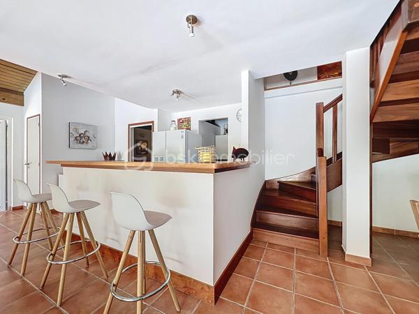 Villa T4 (3 chambres / 3 SDE) avec piscine vendue meublée.
Clé en main, idéale famille ou investissement saisonnier rentable.
Offrez-vous une villa clé en main dans la prestigieuse résidence sécurisée Louisiana Park.
Avec ses 120 m² habitables sur un terrain de 498 m², elle combine confort, luminosité et potentiel locatif immédiat.
*** Atouts principaux :
- Piscine au sel 8 m x 5 m, terrasse deck en composite et beau jardin paysagé sans vis-à-vis
- 3 suites climatisées avec salle d’eau privative
- Salon lumineux et ventilé et cuisine US équipée avec arrière cuisine
- Fermeture centralisée des volets roulants
- Stores domotisés
- Mobilier de qualité de style balinais (teck), moustiquaires.
- Parfait état, prêt à vivre (rénovations récentes, équipements récents).
- Assainissement aux normes
- Stationnement pour 3 véhicules, portail motorisé, abri de jardin, citerne tampon 1250 litres
- Etiquette énergétique : classe C
📍 Emplacement recherché : Route Touristique, à proximité du centre-ville, des commerces et des plages de Saint-François.
💡 Idéal pour :
> Une famille en quête d’un cadre de vie paisible et privilégié
> Un investisseur (rentabilité assurée en location saisonnière)
Taxe foncière : 2 900 €/an
Charges copropriété : 1600 €/an
📞 Une villa rare sur le marché : à visiter sans tarder !

A propos de la Copropriété :
- Aucune procédure en cours menée sur le fondement des articles 29-1 A et 29-1 de la loi n°65-557 du 10 Juillet 1965 et de l'article L 615-6 du CCH.
- Nombre de lots de la copropriété : 25.
- Montant moyen annuel de la quote-part de charge (budget prévisionnel) 1600 € par an soit 133 € environ par mois (incluant l'entretien des parties communes, la
maintenance du portail).
Les informations sur les risques auxquels ce bien est exposé sont disponibles sur le
site Géorisques : https://www.georisques.gouv.fr/
N'hésitez pas à me solliciter pour plus d'informations d'autres photos ou pour planifier une visite : 06 90 90 28 32 merci de privilégier l'appel ou sms whatsapp.