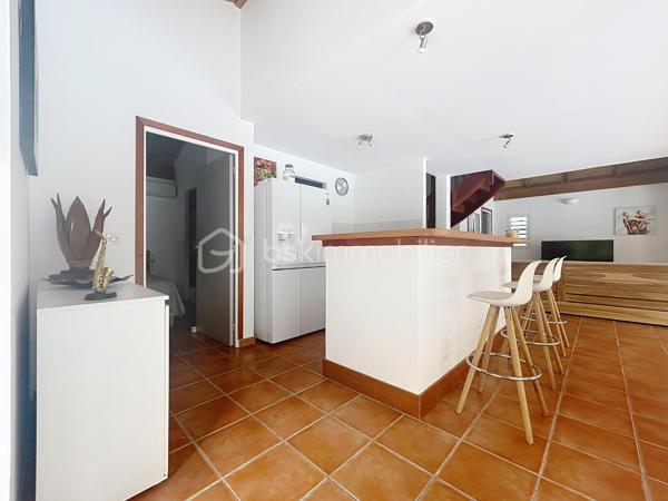 Villa T4 (3 chambres / 3 SDE) avec piscine vendue meublée.
Clé en main, idéale famille ou investissement saisonnier rentable.
Offrez-vous une villa clé en main dans la prestigieuse résidence sécurisée Louisiana Park.
Avec ses 120 m² habitables sur un terrain de 498 m², elle combine confort, luminosité et potentiel locatif immédiat.
*** Atouts principaux :
- Piscine au sel 8 m x 5 m, terrasse deck en composite et beau jardin paysagé sans vis-à-vis
- 3 suites climatisées avec salle d’eau privative
- Salon lumineux et ventilé et cuisine US équipée avec arrière cuisine
- Fermeture centralisée des volets roulants
- Stores domotisés
- Mobilier de qualité de style balinais (teck), moustiquaires.
- Parfait état, prêt à vivre (rénovations récentes, équipements récents).
- Assainissement aux normes
- Stationnement pour 3 véhicules, portail motorisé, abri de jardin, citerne tampon 1250 litres
- Etiquette énergétique : classe C
📍 Emplacement recherché : Route Touristique, à proximité du centre-ville, des commerces et des plages de Saint-François.
💡 Idéal pour :
> Une famille en quête d’un cadre de vie paisible et privilégié
> Un investisseur (rentabilité assurée en location saisonnière)
Taxe foncière : 2 900 €/an
Charges copropriété : 1600 €/an
📞 Une villa rare sur le marché : à visiter sans tarder !

A propos de la Copropriété :
- Aucune procédure en cours menée sur le fondement des articles 29-1 A et 29-1 de la loi n°65-557 du 10 Juillet 1965 et de l'article L 615-6 du CCH.
- Nombre de lots de la copropriété : 25.
- Montant moyen annuel de la quote-part de charge (budget prévisionnel) 1600 € par an soit 133 € environ par mois (incluant l'entretien des parties communes, la
maintenance du portail).
Les informations sur les risques auxquels ce bien est exposé sont disponibles sur le
site Géorisques : https://www.georisques.gouv.fr/
N'hésitez pas à me solliciter pour plus d'informations d'autres photos ou pour planifier une visite : 06 90 90 28 32 merci de privilégier l'appel ou sms whatsapp.
