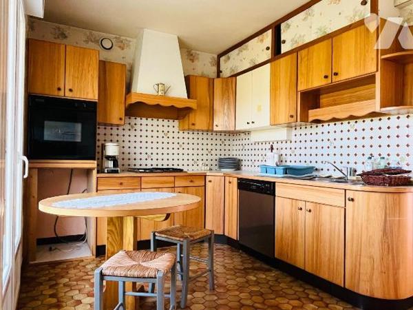 A vendre sur la commune d'Avranches, dans un quartier calme et recherché, à proximité de tous c...