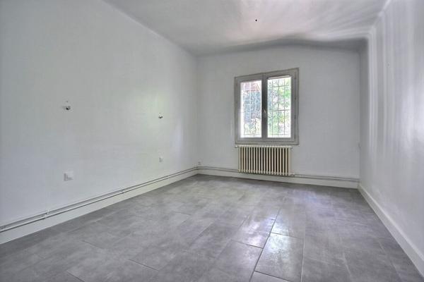 Marigane- Maison  de 4 pieces d une surface de 130 m2 sur une parcelle de 1 466 m2 avec piscine.