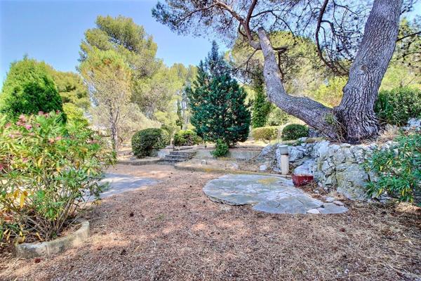 Marigane- Maison  de 4 pieces d une surface de 130 m2 sur une parcelle de 1 466 m2 avec piscine.