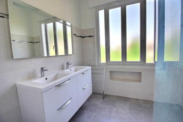 Marigane- Maison  de 4 pieces d une surface de 130 m2 sur une parcelle de 1 466 m2 avec piscine.