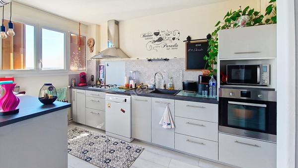 BEL APPARTEMENT T3 DE 70 M² ENTIÈREMENT RÉNOVÉ AVEC DEUX BALCONS ET VUE DÉGAGÉE À POITIERS