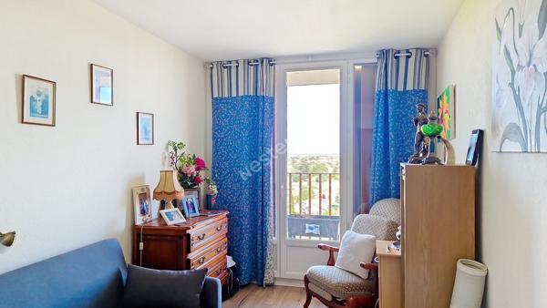BEL APPARTEMENT T3 DE 70 M² ENTIÈREMENT RÉNOVÉ AVEC DEUX BALCONS ET VUE DÉGAGÉE À POITIERS