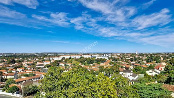 BEL APPARTEMENT T3 DE 70 M² ENTIÈREMENT RÉNOVÉ AVEC DEUX BALCONS ET VUE DÉGAGÉE À POITIERS