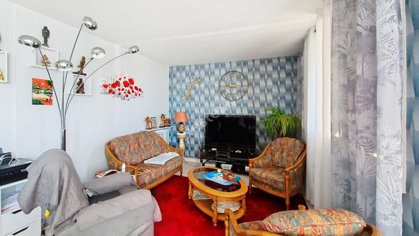 BEL APPARTEMENT T3 DE 70 M² ENTIÈREMENT RÉNOVÉ AVEC DEUX BALCONS ET VUE DÉGAGÉE À POITIERS