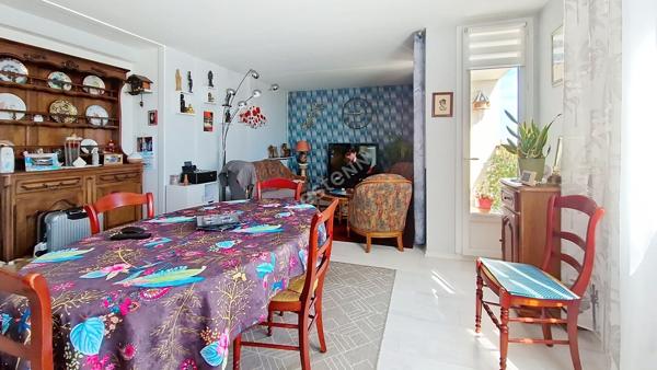 BEL APPARTEMENT T3 DE 70 M² ENTIÈREMENT RÉNOVÉ AVEC DEUX BALCONS ET VUE DÉGAGÉE À POITIERS