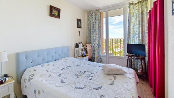 BEL APPARTEMENT T3 DE 70 M² ENTIÈREMENT RÉNOVÉ AVEC DEUX BALCONS ET VUE DÉGAGÉE À POITIERS
