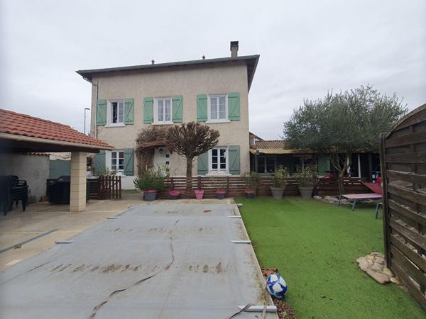 Exclusif : Maison de caractère avec piscine à Villette D Anthon proche toutes commodités